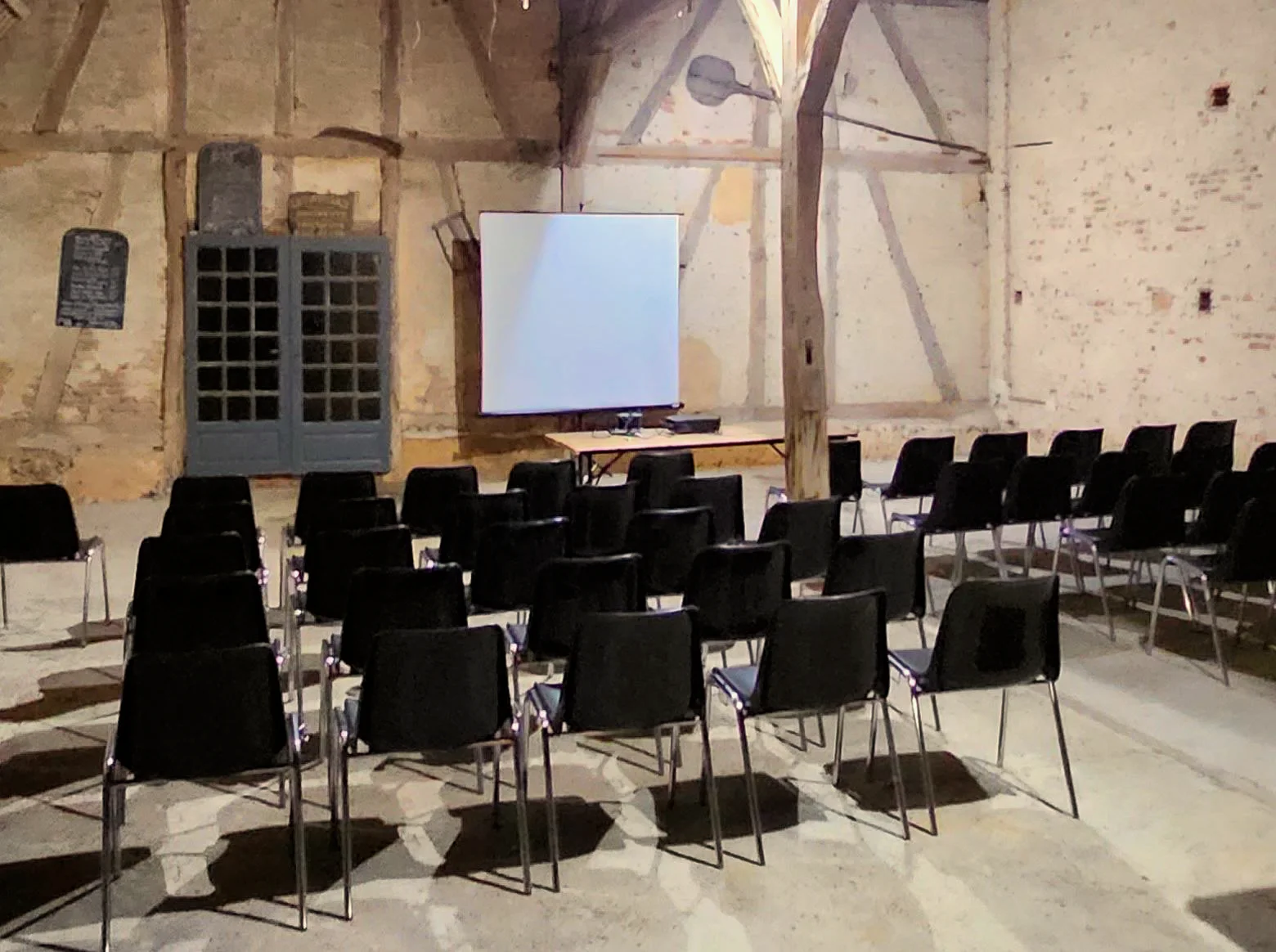 La salle de réunion dans la grange, chaises et écran