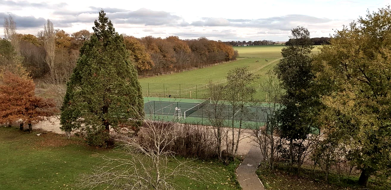 Le parc et le court de tennis en automne