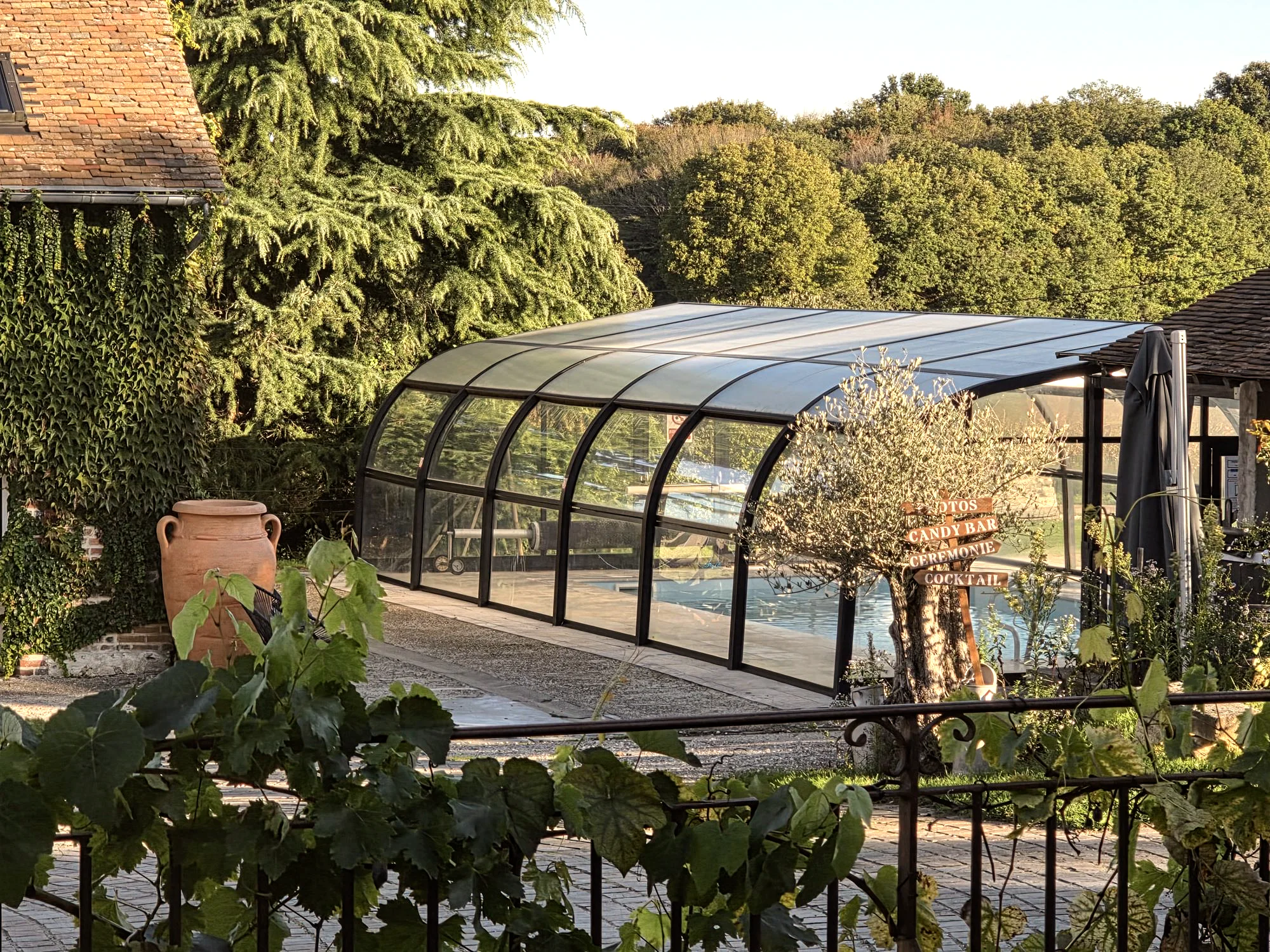 La piscine sous son abri vitré, vue depuis la terrasse