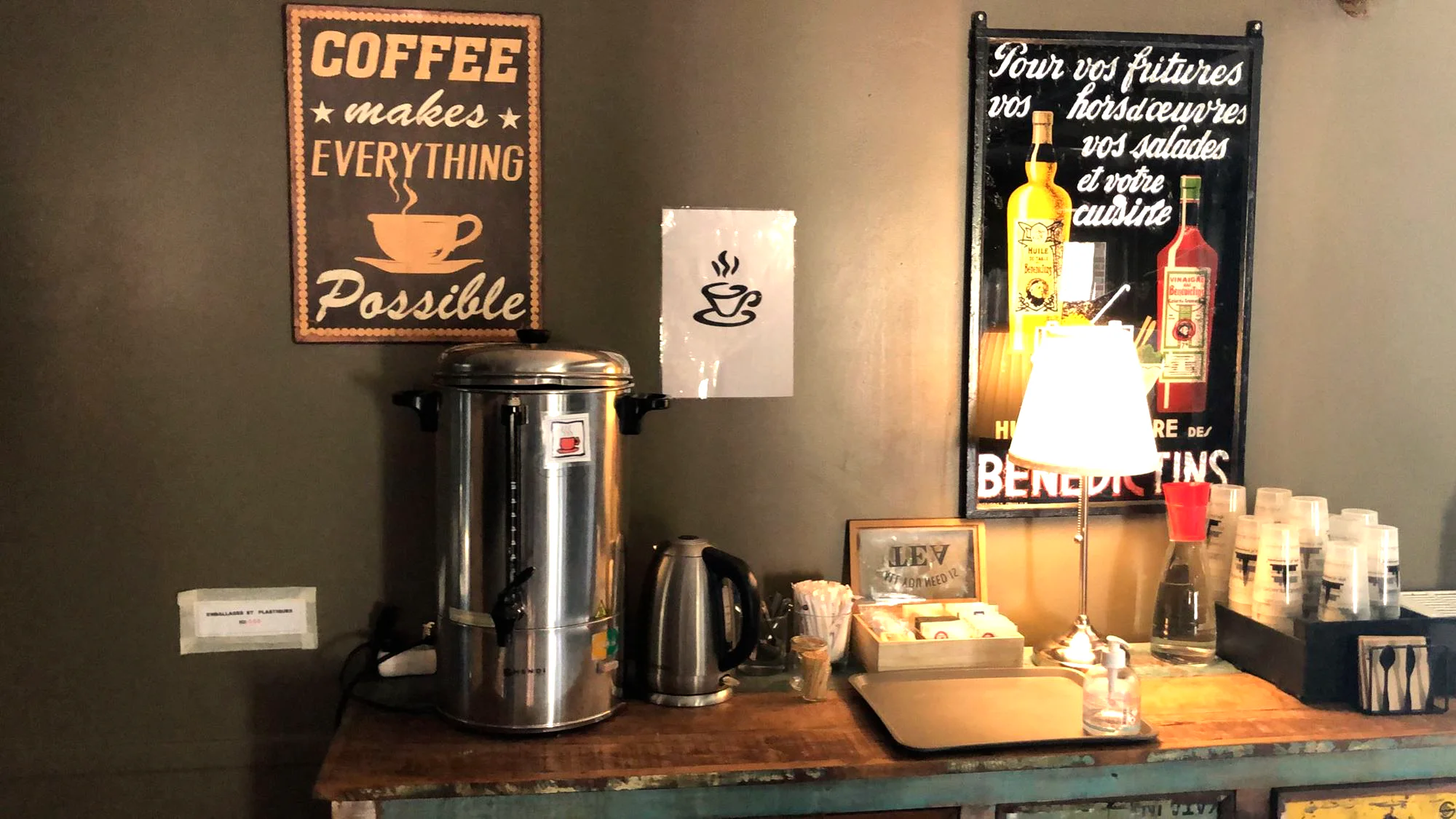 Le coin café : percolateur, bouilloire et tasses sur un comptoir