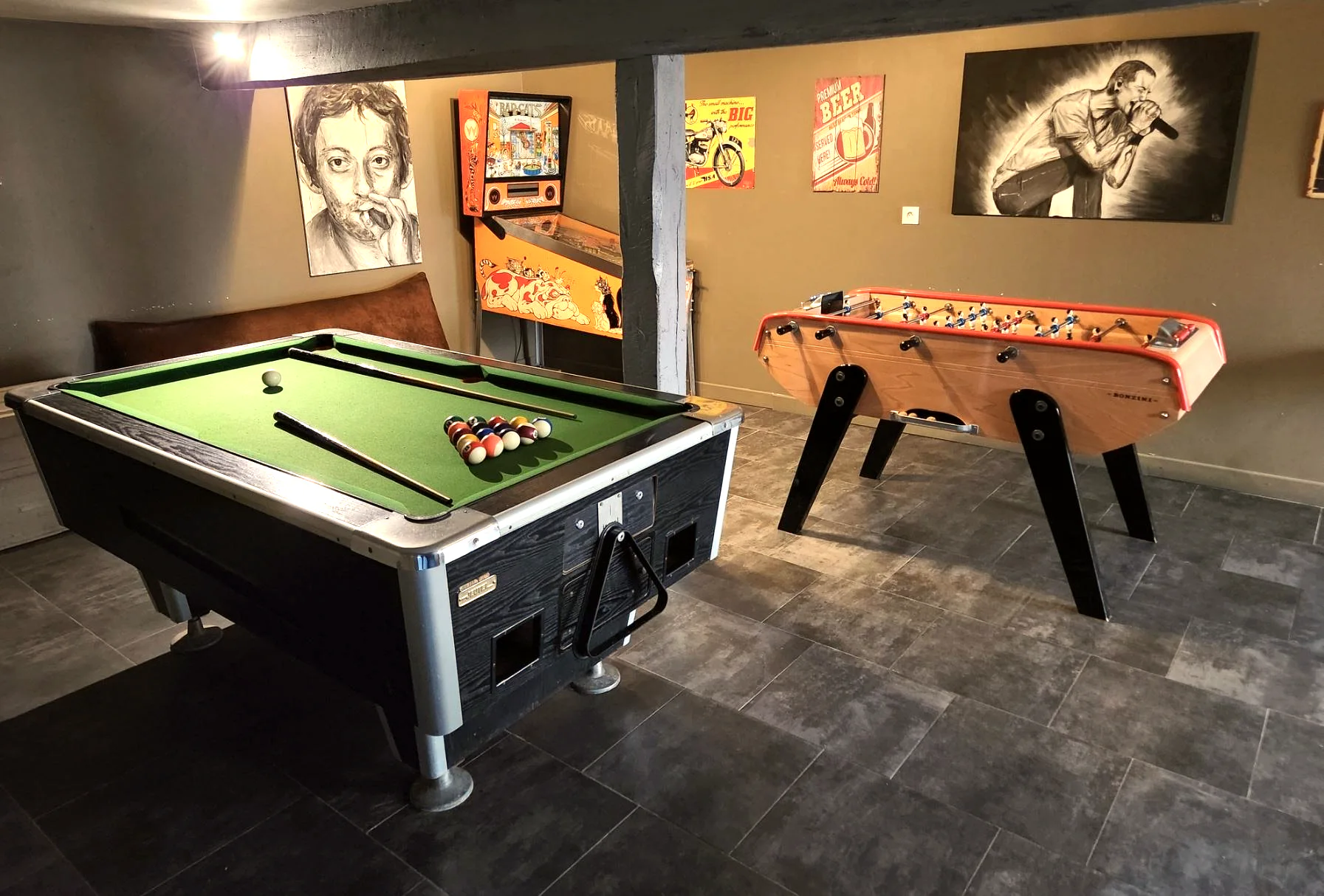 La salle de jeux : billard et baby-foot